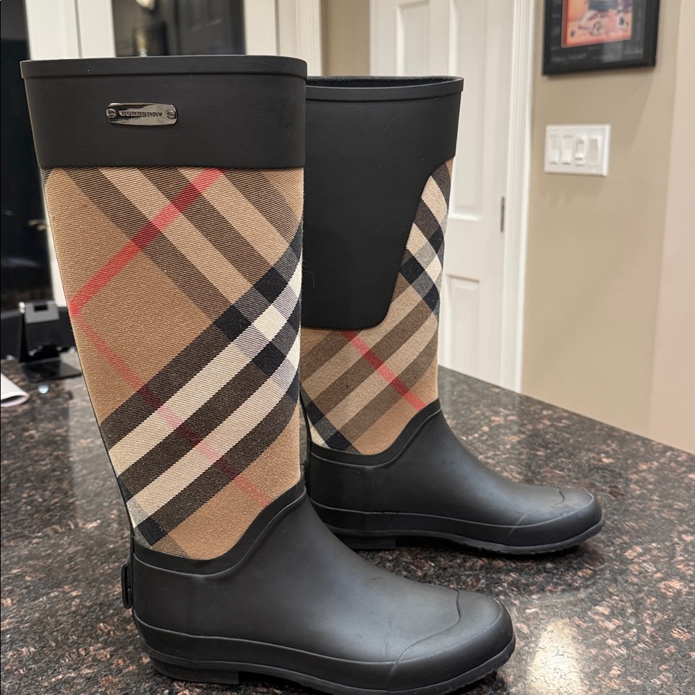 Burberry Women’s Signature Rainboots